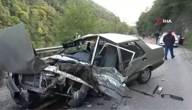 Trabzon'da iki araç kafa kafaya çarpıştı: 6 yaralı