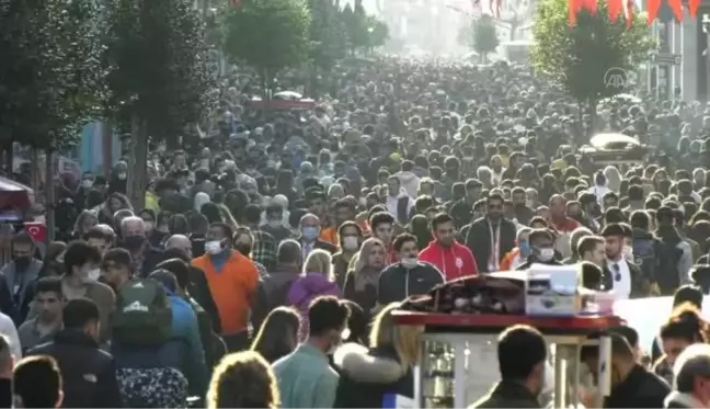 Bakan Ersoy, Beyoğlu Kültür Yolu Festivali'nde düzenlenen atölye ve sergiyi gezdi