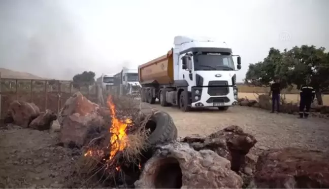 Ürünlerinin tozdan zarar gördüğünü ileri süren çiftçiler yolu trafiğe kapattı