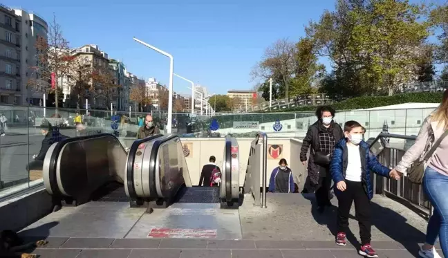 Taksim metrosunda yürümeyen merdiven çilesi