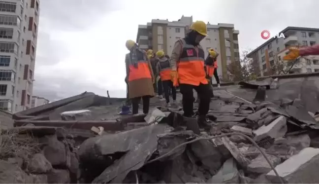 Enkazda eğitim... Kayseri'de AFAD gönüllüsü 28 kişiye enkaz alanında teorik eğitim verildi