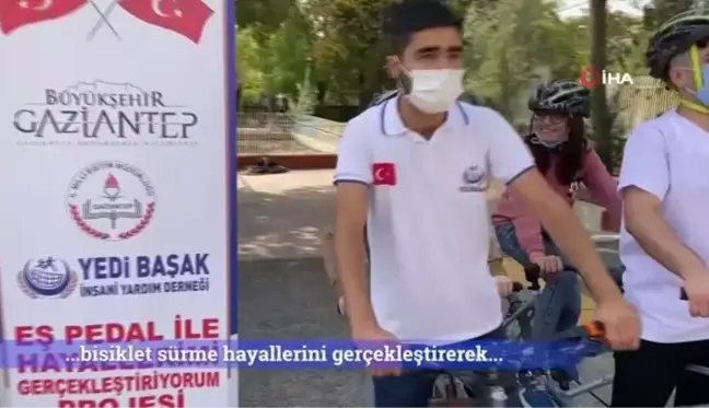 Görme engelli öğrenciler, eş pedal ile bisiklet sürme hayallerini gerçekleştirdi