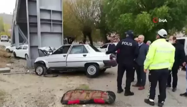 Malatya'da otomobil üst geçidin ayağına çarptı: 1 ölü, 1 yaralı