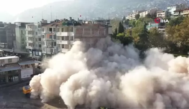 Tarihi hanlar ve Ulucami'nin önündeki 6 katlı bina böyle yıkıldı