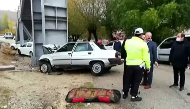 Son dakika haber... Yaya üst geçidine çarpan otomobildeki kadın hayatını kaybetti