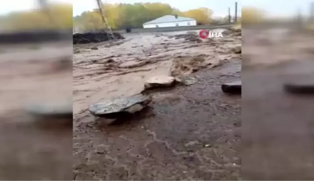 Yağmur Erciş'te sele neden oldu