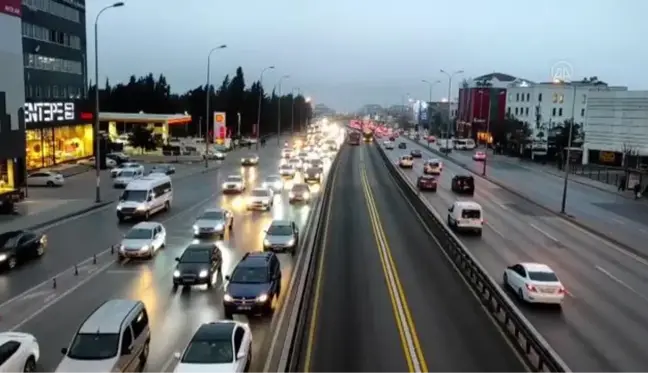 Bazı yollarda trafik yoğunluğu yaşanıyor