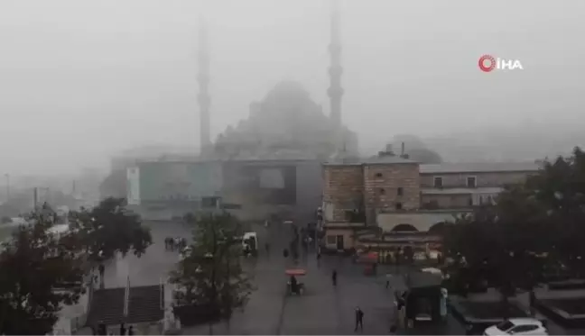 Eminönü Meydanı sisin içinde adeta kayboldu