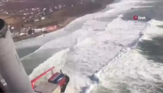 Rusya'da denizciler karaya oturan gemiden helikopterle kurtarıldı