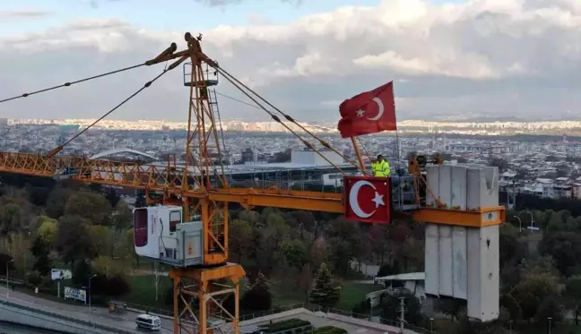 Atatürk sevgisi her yerde! Tam 80 metre yüksekte saygı duruşunda bulundu