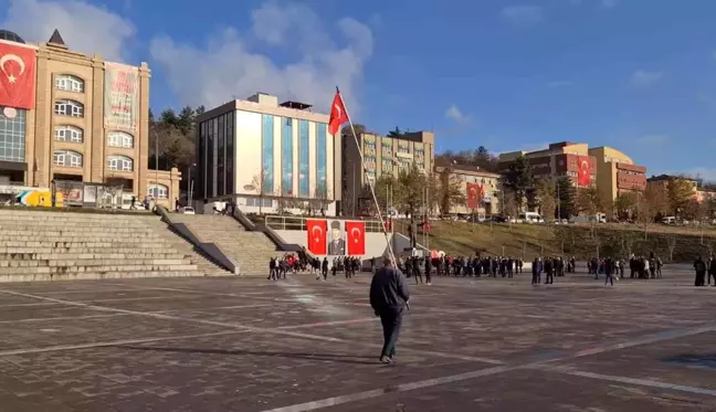 Son dakika gündem: Şehit torunu fırça sapına taktığı Türk Bayrağı ile İYİ Partili Türkkan'ı protesto etti