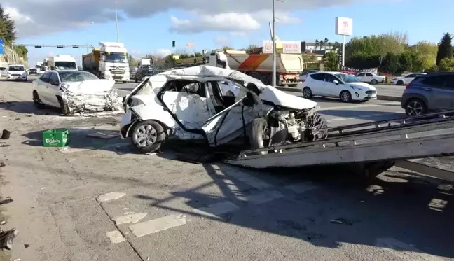 İki otomobilin çarpıştığı feci kazada baba ile oğlu öldü, 3 kişi yaralandı