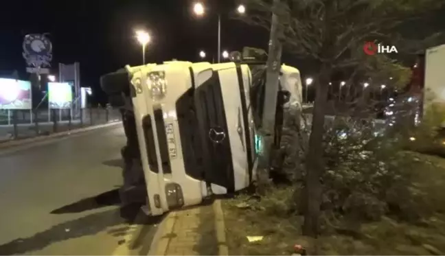 Virajı alamayan tır, aydınlatma direğine çarparak durabildi