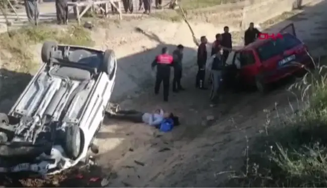 ÇARPIŞAN OTOMOBİLLER BOŞ SULAMA KANALINA DÜŞTÜ: 3 YARALI
