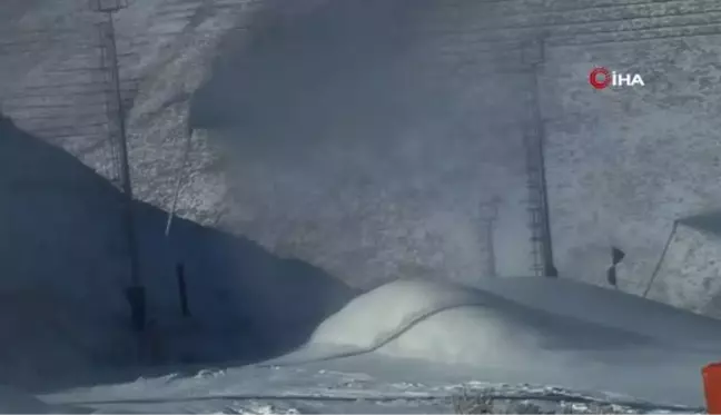 Erzurum'da arabaların camları buz tuttu