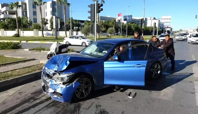 Kavşakta çarpışan otomobiller hurdaya döndü: 1 yaralı