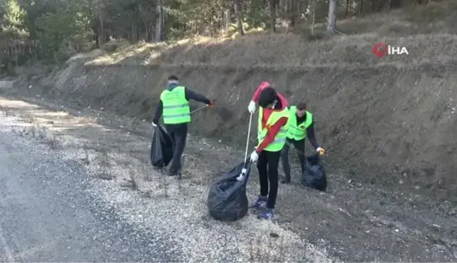 Türkiye'nin en temiz şehrinde üniversite öğrencileri gönüllü oldu, ormanlık alanda temizlik yaptı