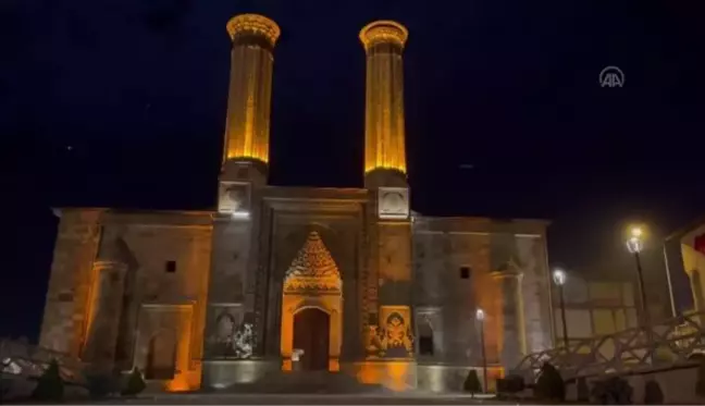 Bulutlar arasında süzülen ay ışığı Çifte Minareli Medrese'ye güzellik kattı