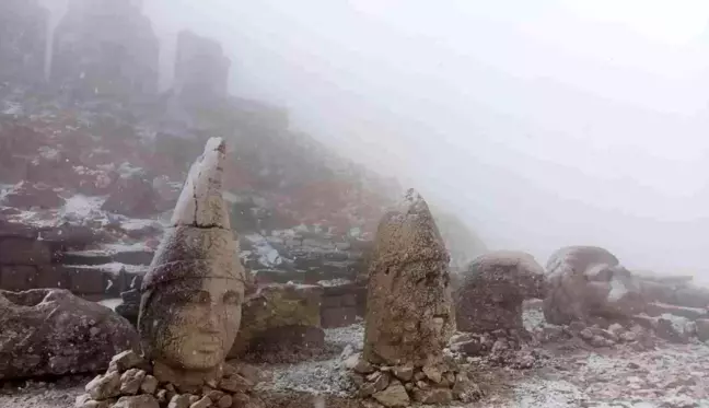 Nemrut Dağı'na mevsimin ilk karı düştü