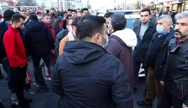 Beyoğlu'nda çorap satan seyyar satıcının ağabeyi zabıta amirine saldırdı