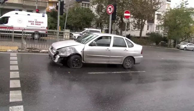 Eyüpsultan'da kontrolden çıkan otomobil trafik ışıklarına böyle çarptı