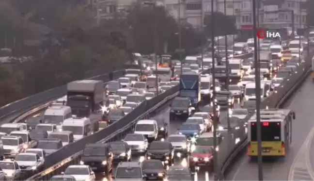 İstanbul'da sağanak yağış etkili oldu: Trafik yoğunluğu yüzde 75'e ulaştı