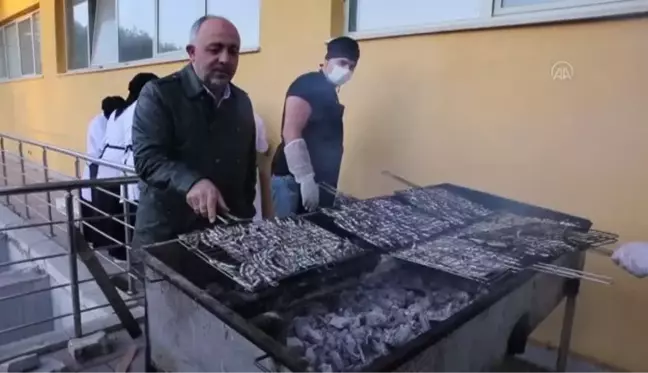 Yurtta kalan üniversite öğrencileri kemençeli hamsi şenliğinde eğlendi