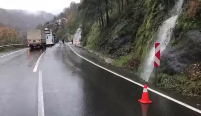 Heyelan nedeniyle Şalpazarı-Beşikdüzü kara yolu ulaşıma kapandı