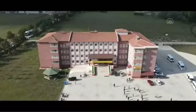 Öğrenciler Öğretmenler Günü'nü çektikleri kliple kutladı