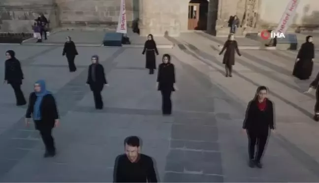 Öğretmenlerden 24 Kasım Öğretmenler Günü anısına anlamlı klip- Şarkı söyleyip, zeybek oynadılar