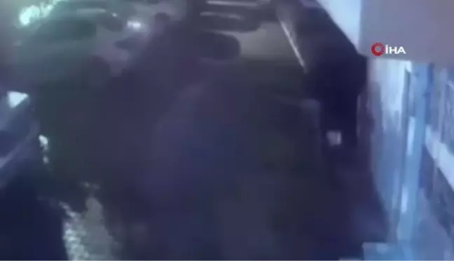 Motorun kilidini açamayan hırsızlar deliye döndü: Şüphelilerin motoru tekmelediği anlar kamerada