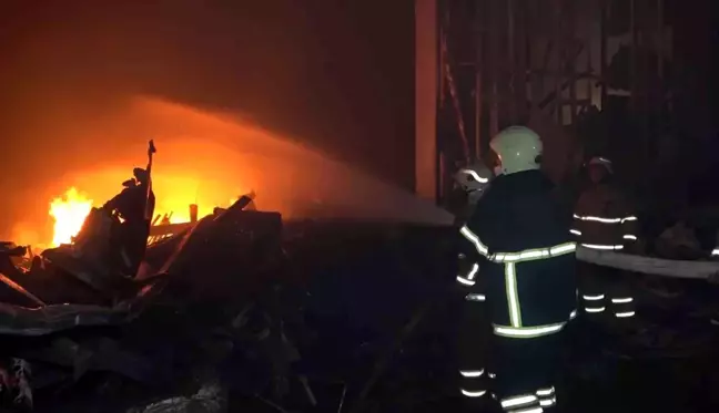 Son dakika! Gece saatlerinde bölgeyi ayağa kaldıran yangın kontrol altına alındı