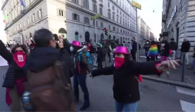 İtalya'da kadına yönelik şiddet protesto edildi