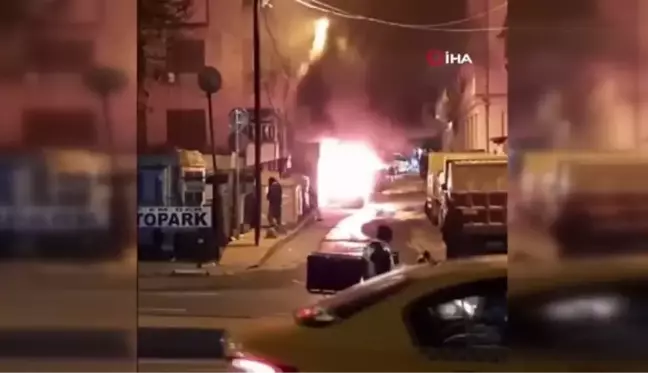 Beyoğlu'nda park halindeki otomobil yanarak kül oldu