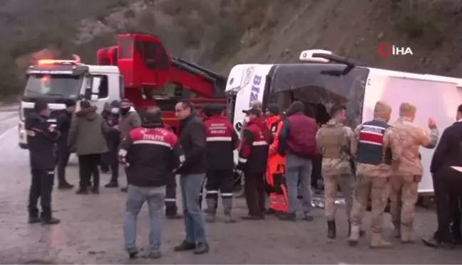 Erzincan'da yolcu otobüsü devrildi: 24 yaralı