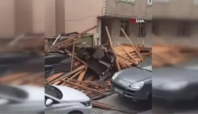 Sultangazi'de binanın çatısı uçtu, çatıdan uçan parçalar 5 araca hasar verdi