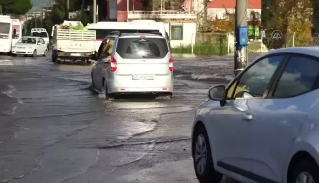 BALIKESİR - Edremit Körfezi'nde sahil yolunu su bastı