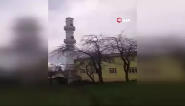 Cami minaresi fırtınaya dayanmadı