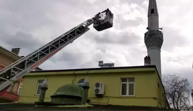 Şiddetli rüzgar cami minaresinde hasara neden oldu