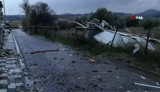 Soma'da fırtına çatıyı uçurdu