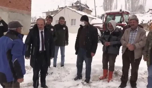 Hayvanları telef olan besicinin yüzü valilik ve hayırseverlerin desteğiyle güldü