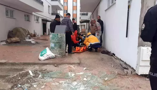 Osmancık'ta şiddetli rüzgar inşaat halindeki bir binanın camını kırdı: 1 yaralı