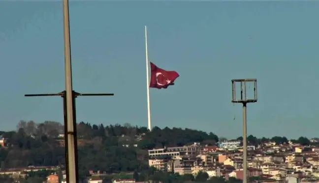 Çamlıca Tepesinden uçan Türk Bayrağı yeniden göndere çekildi