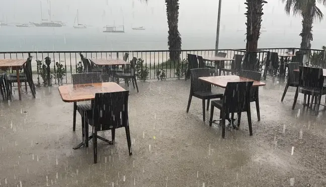 Bodrum'da sağanak hayatı olumsuz etkiledi