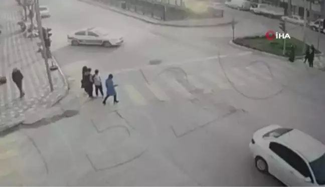 Tokat'ta trafik polisi aracı dereye uçtu: 1yaralı