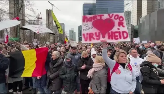 Kovid-19 önlemleri protesto edildi (3)