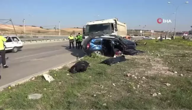 Kamyonun çarptığı otomobil hurdaya döndü: 2 ölü