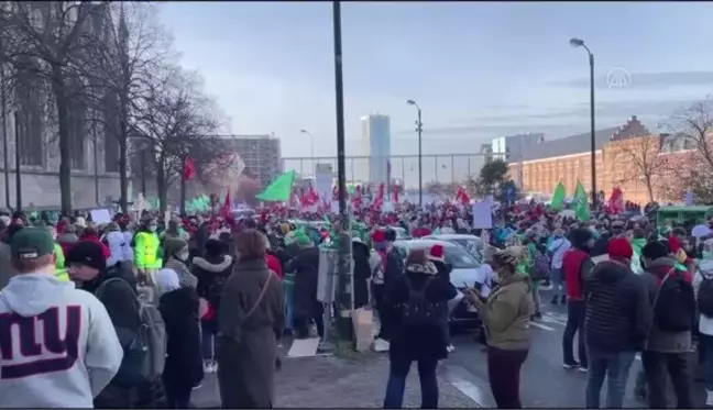 Sağlık çalışanları zorunlu aşı uygulamasını protesto etti