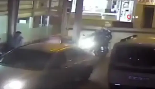 Polisten 15 kilometre boyunca kaçtılar, sahte kimlik ve uyuşturucu ile birlikte kıskıvrak yakalandılar