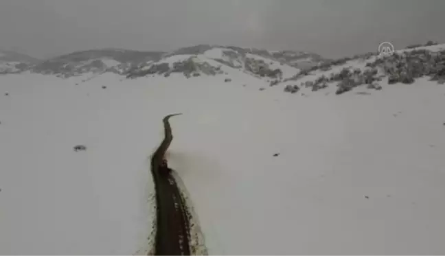 (DRONE) Yedisu'da kar nedeniyle ulaşıma kapanan köy yolu açıldı